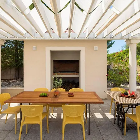 In With Private Swimming Pool, Be Inside Or Outside Ferienhaus